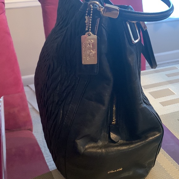 Coach used very few with a dust bag very unique design good size even for travel - Picture 9 of 17